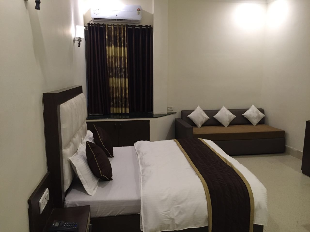 Juststay Gulmohar Inn - Tap to explore photos