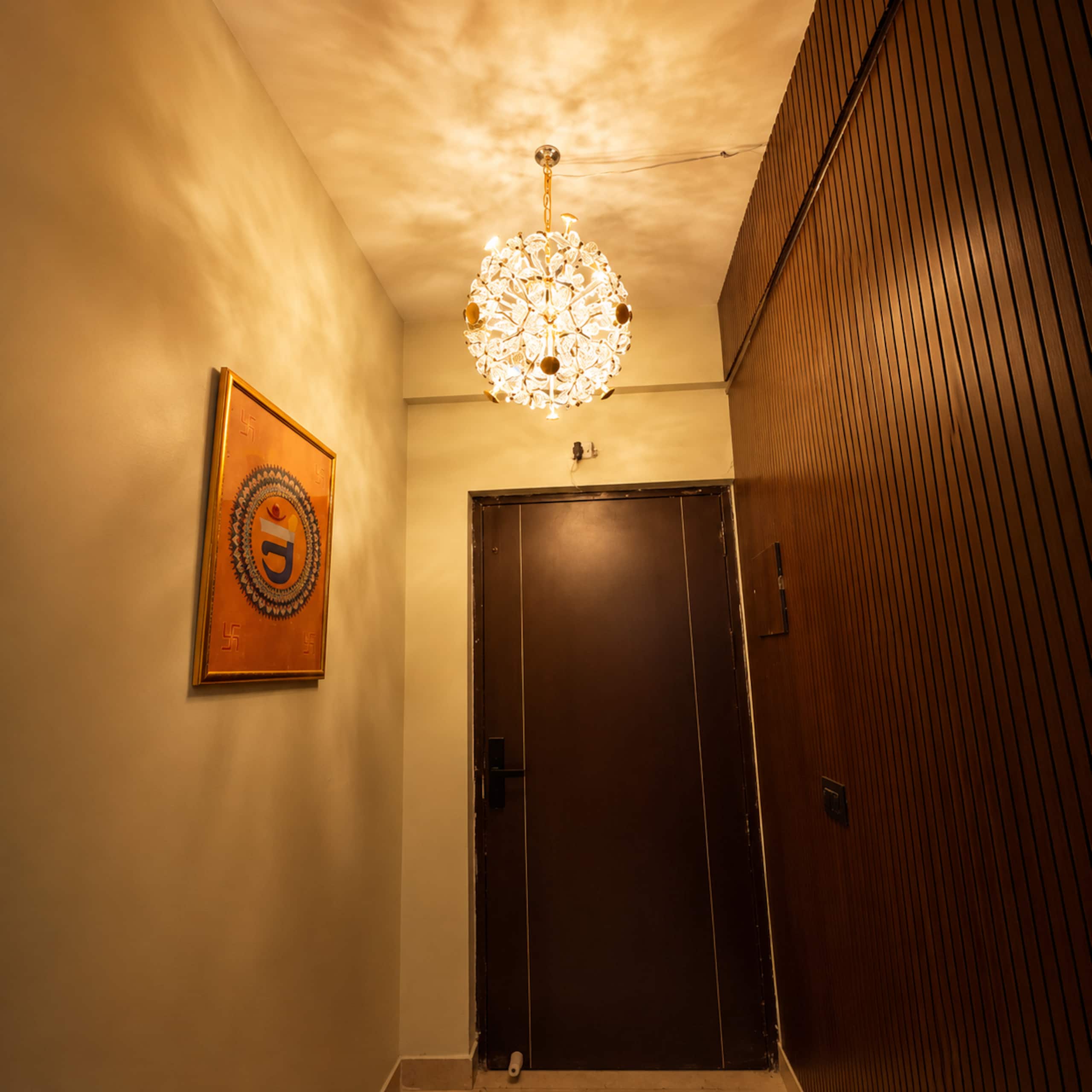 5 Luxury 2BHK Jacuzzi near metro Serene Stay - Tap to explore photos