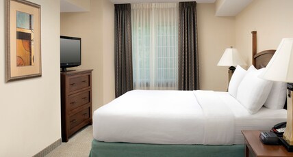 Staybridge Suites NORTH BRUNSWICK, an IHG hotel Room Type - 1 Bedroom Suite Dining Kitchen Areas