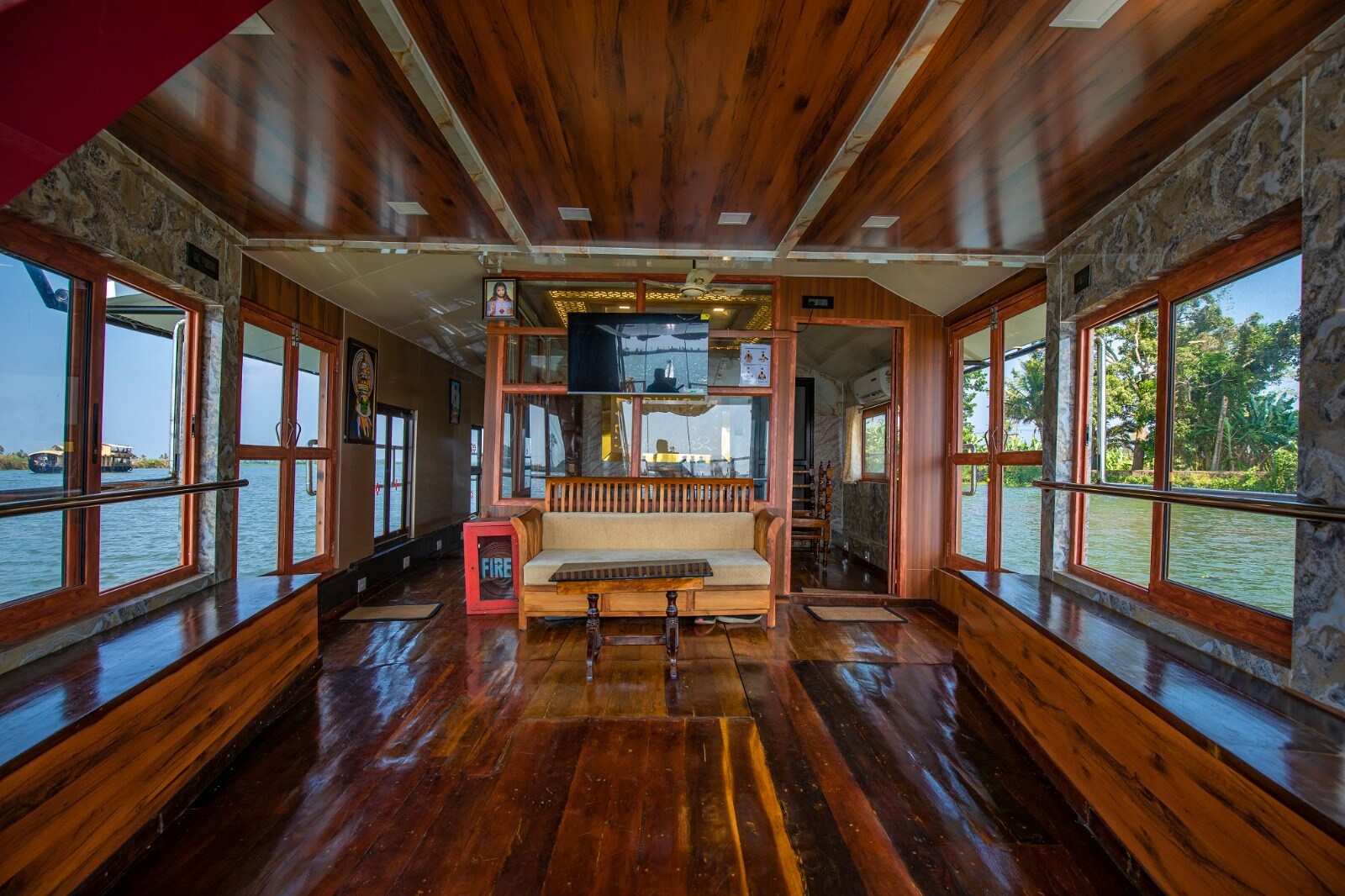 Cathey Pacific Cruise - Tap to explore photos