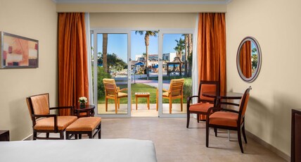 DoubleTree by Hilton Sharks Bay Resort Room Type - KING DLX POOL MOUNTAIN