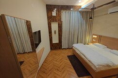 Desert Crown Hotel & Restaurant