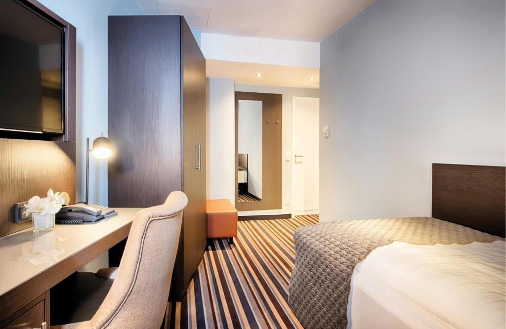 Leonardo Boutique Hotel Düsseldorf - Tap to explore photos