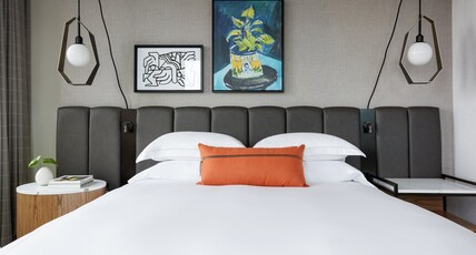 Kimpton HARPER HOTEL, an IHG hotel Room Type - 1 King Communications Accessible