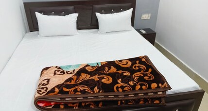 Mahaveer Homestay | 1 KM from Ram Temple Room Type - AC Deluxe | King Bed