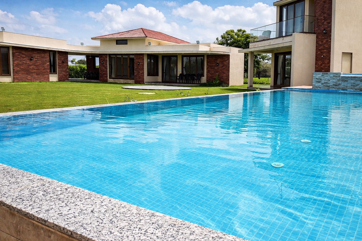 Sunnyside Farmhouse Pool Lush Lawn Spacious - Tap to explore photos