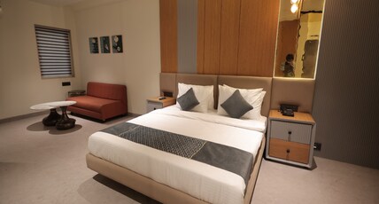 THE RED OAK HOTEL, Near AIIMS Room Type - Royal Suite King Bed Room
