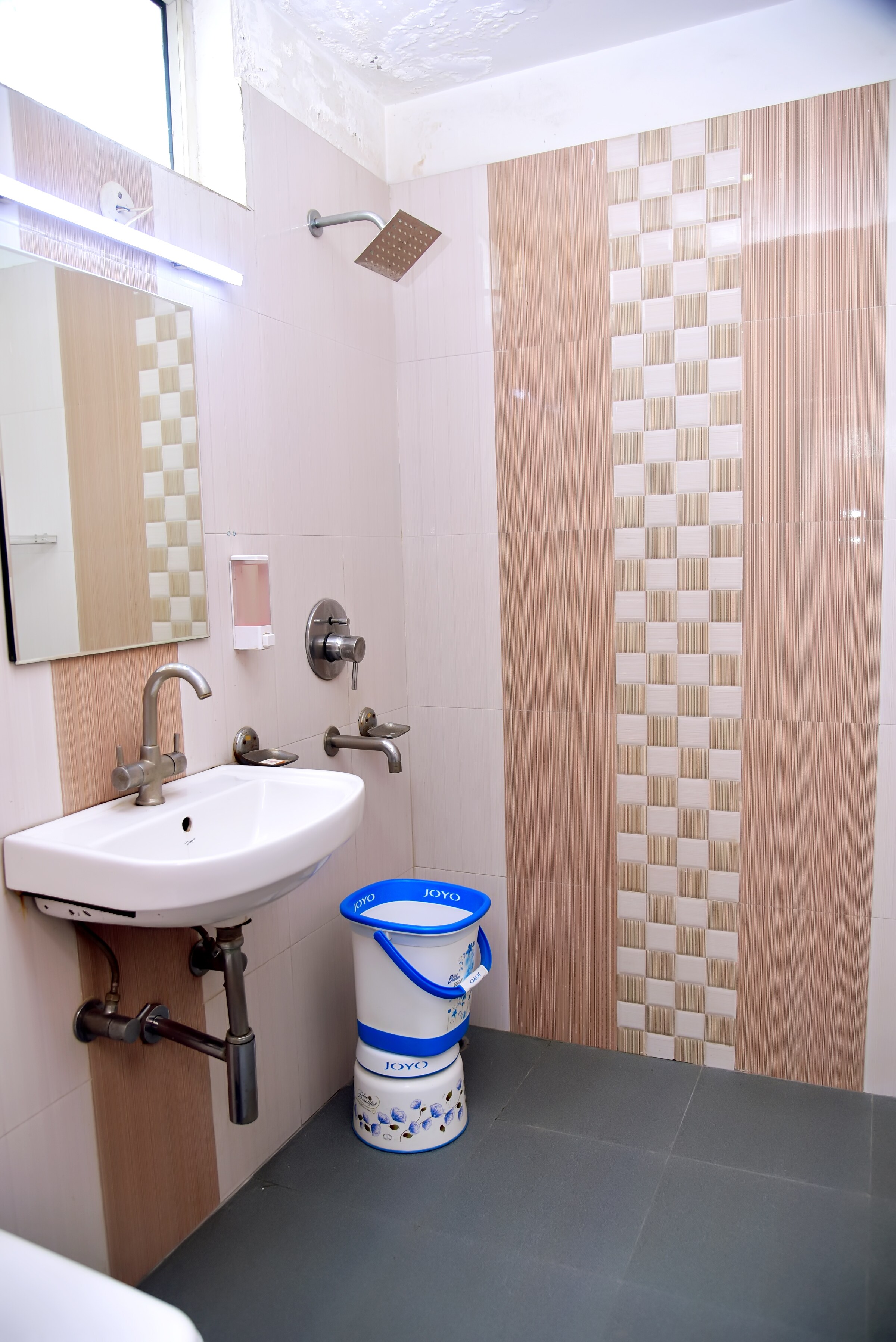 Radiance hotel - 1 km from Jiwaji university - Tap to explore photos