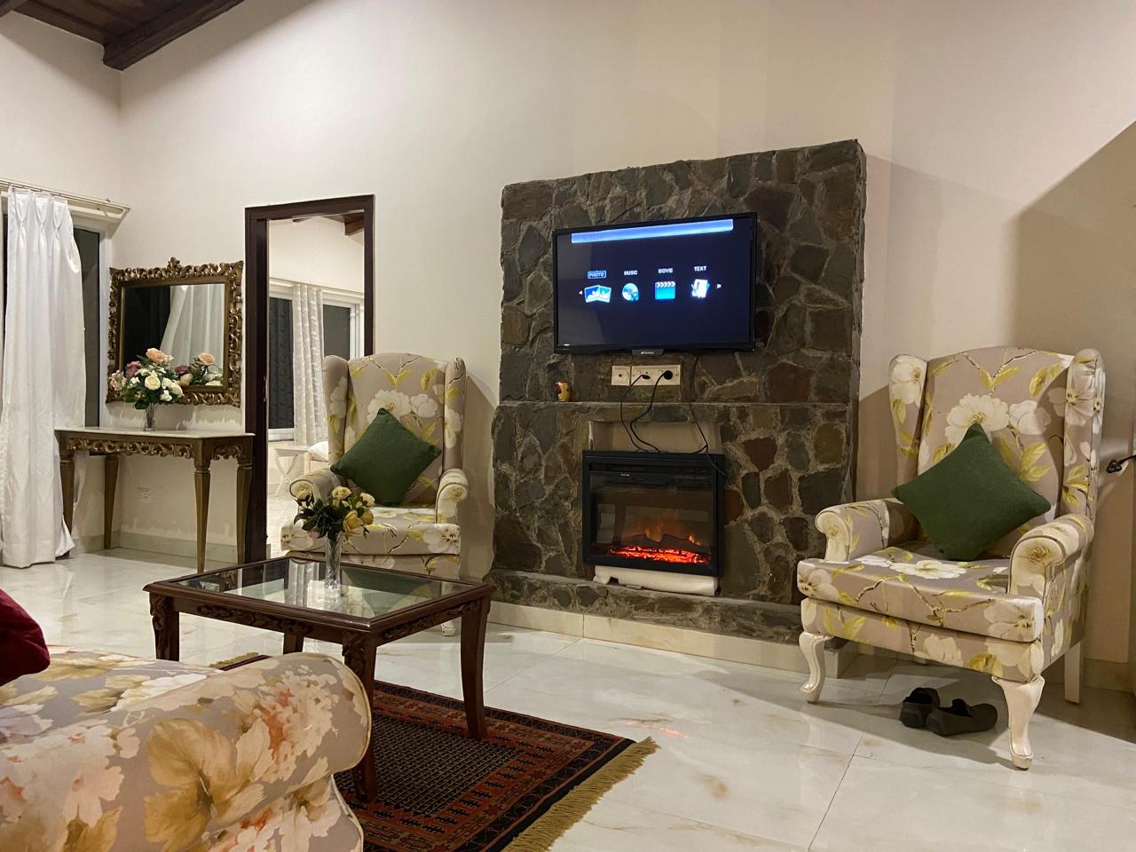 Luxurious peaceful Penthouses Nainital 2Bhk - Tap to explore photos