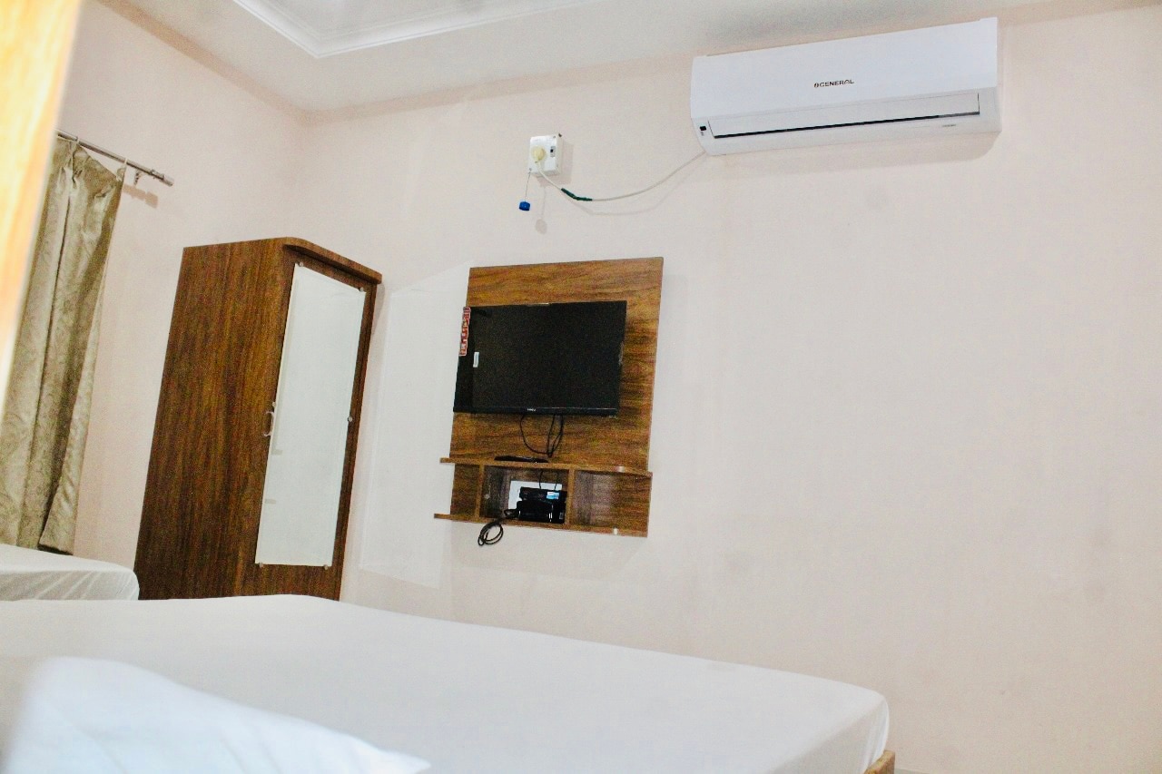 Shri Chamunda Hotel - Tap to explore photos