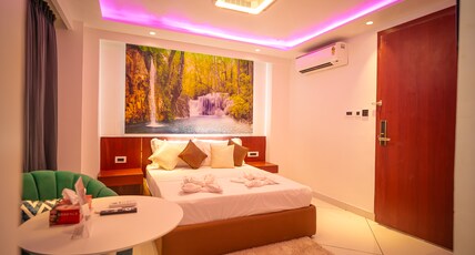 J60 Suites Room Type - Luxury Queen Bed
