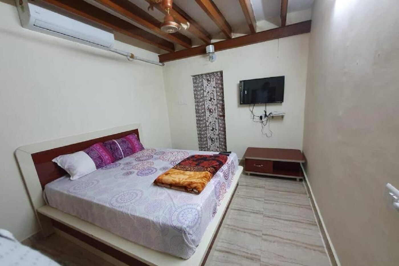 Shanmuga Guest House - Tap to explore photos