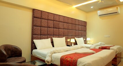 CLASSY5 Paying Guest House Room Type - Deluxe Triple Room