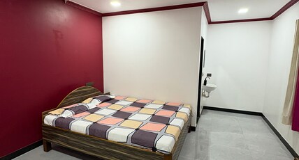Shinde Guest House Room Type - Standard Room with Air Conditioning Shinde Guest House Room Type - Standard Room with Air Conditioning