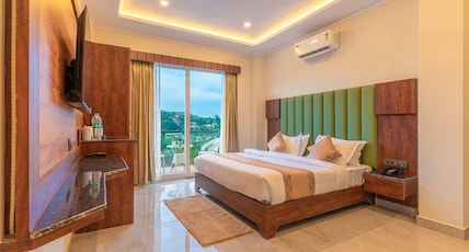 The Grand Naukuchiatal Room Type - Luxury Room with Balcony and Mountain View The Grand Naukuchiatal Room Type - Luxury Room with Balcony and Mountain View