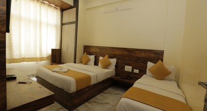 Hotel RAAS Palace - 400 Meter from Jaipur Railway Station Room Type - THREE BED Room