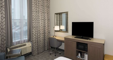 Hampton Inn & Suites by Hilton Minneapolis University Area Room Type - 1 KING BED STANDARD