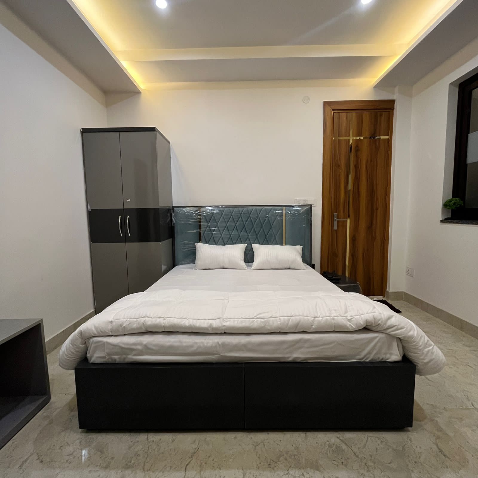 Hotel Edge - Tap to explore photos