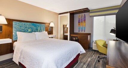 Hampton Inn by Hilton Traverse City Room Type - 1KN MOB HEA ACC TUB STU NS