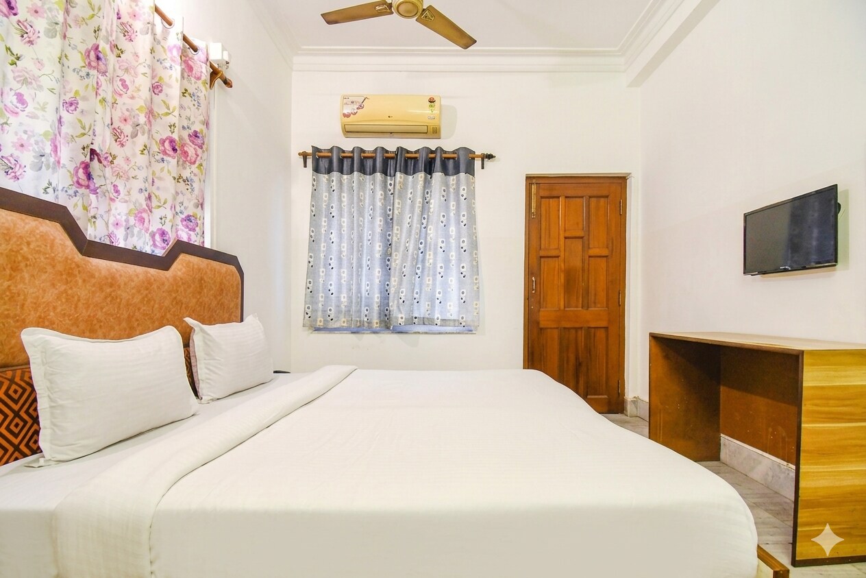 Hotel Shivalaya Near Sec-V Metro - Tap to explore photos