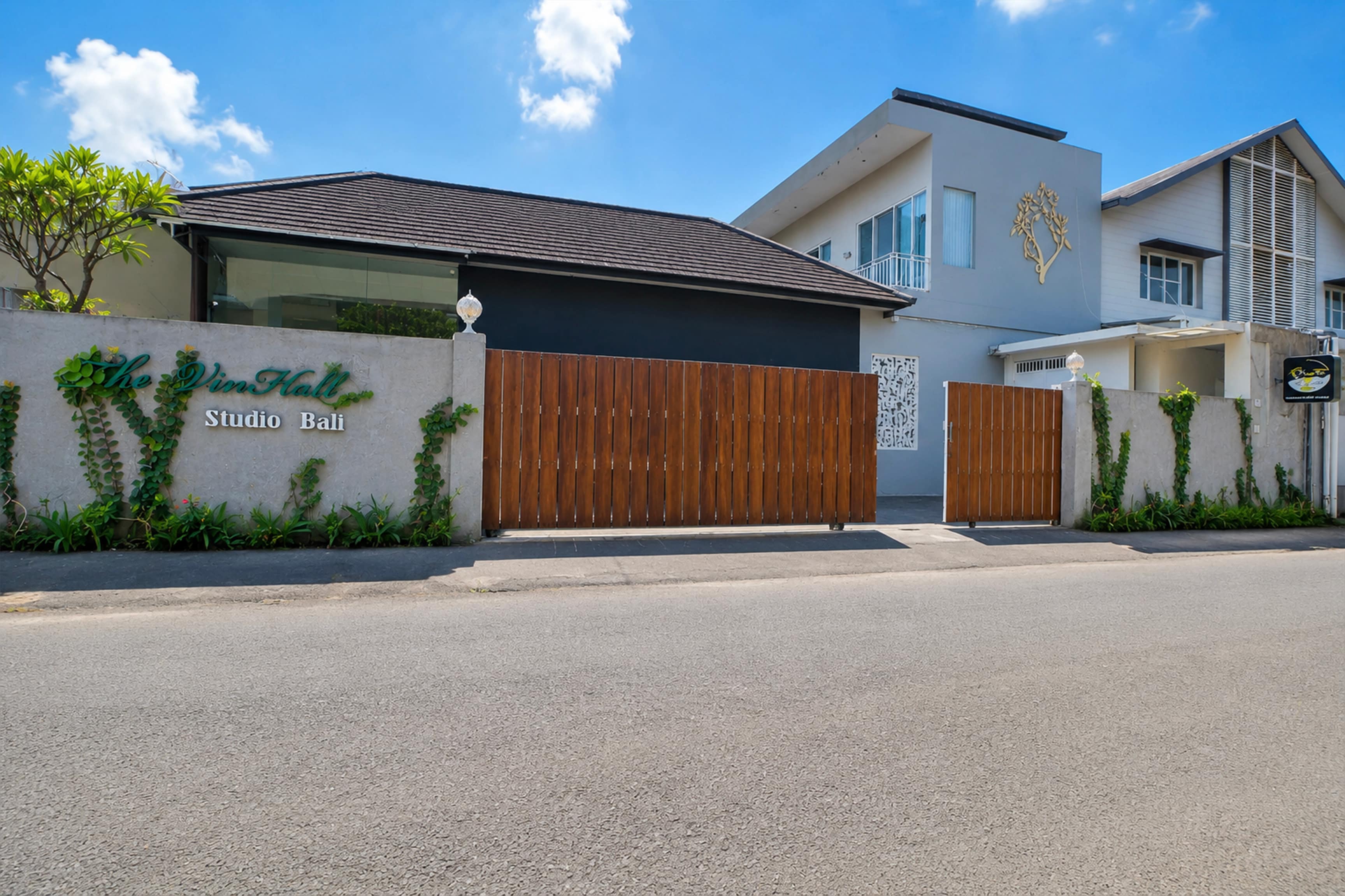 Townhouse Oak The Vinhill Studio - Tap to explore photos