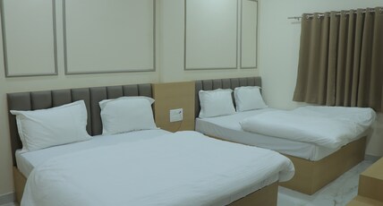 Radha Raman Inn Room Type - Family Room with King Bed