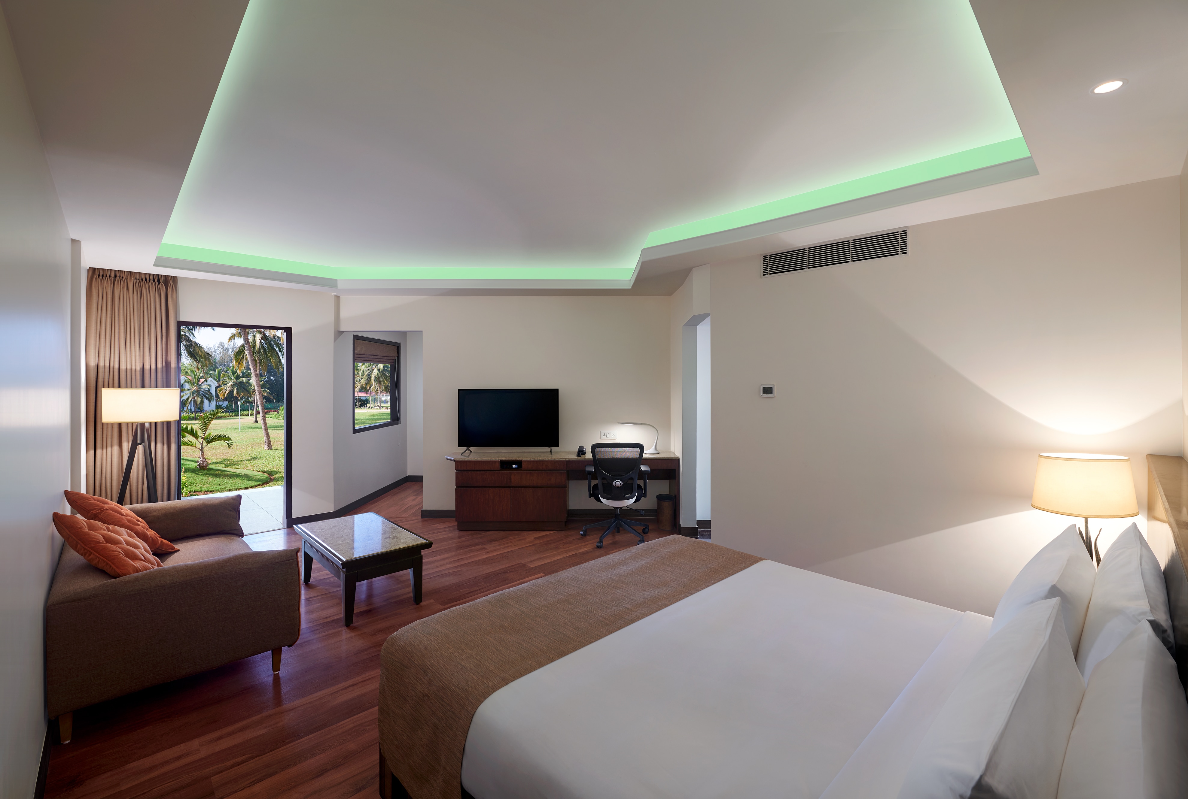 Holiday Inn Resort - Tap to explore photos
