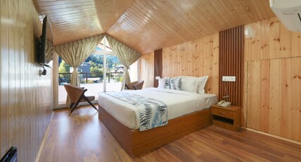 Hotel Skyline, Manali - Walking to Mall Road, Centrally Heated Room Type - SkyView Attic with Balcony