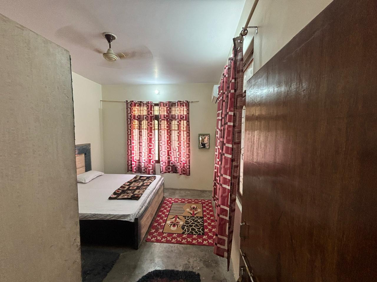 Pipewalas House | Near Kashi Vishwanath - Tap to explore photos