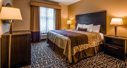 Best Western Plus The Inn & Suites At The Falls Room Type - Suite-1 King Bed, Non-Smoking, Sofabed, Jetted Tub, Water View, Microwave And Refrigerator, Walk In 