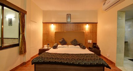 SAVSHANTI MOTELS PVT. LTD Room Type - Four Bedded AC Room No Balcony and Lake View