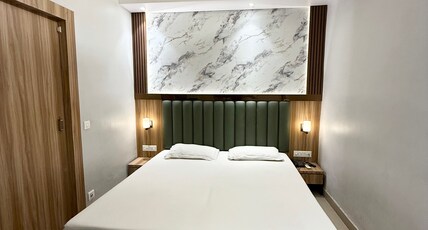 Hotel Crest Inn Room Type - Deluxe room with Free Wifi