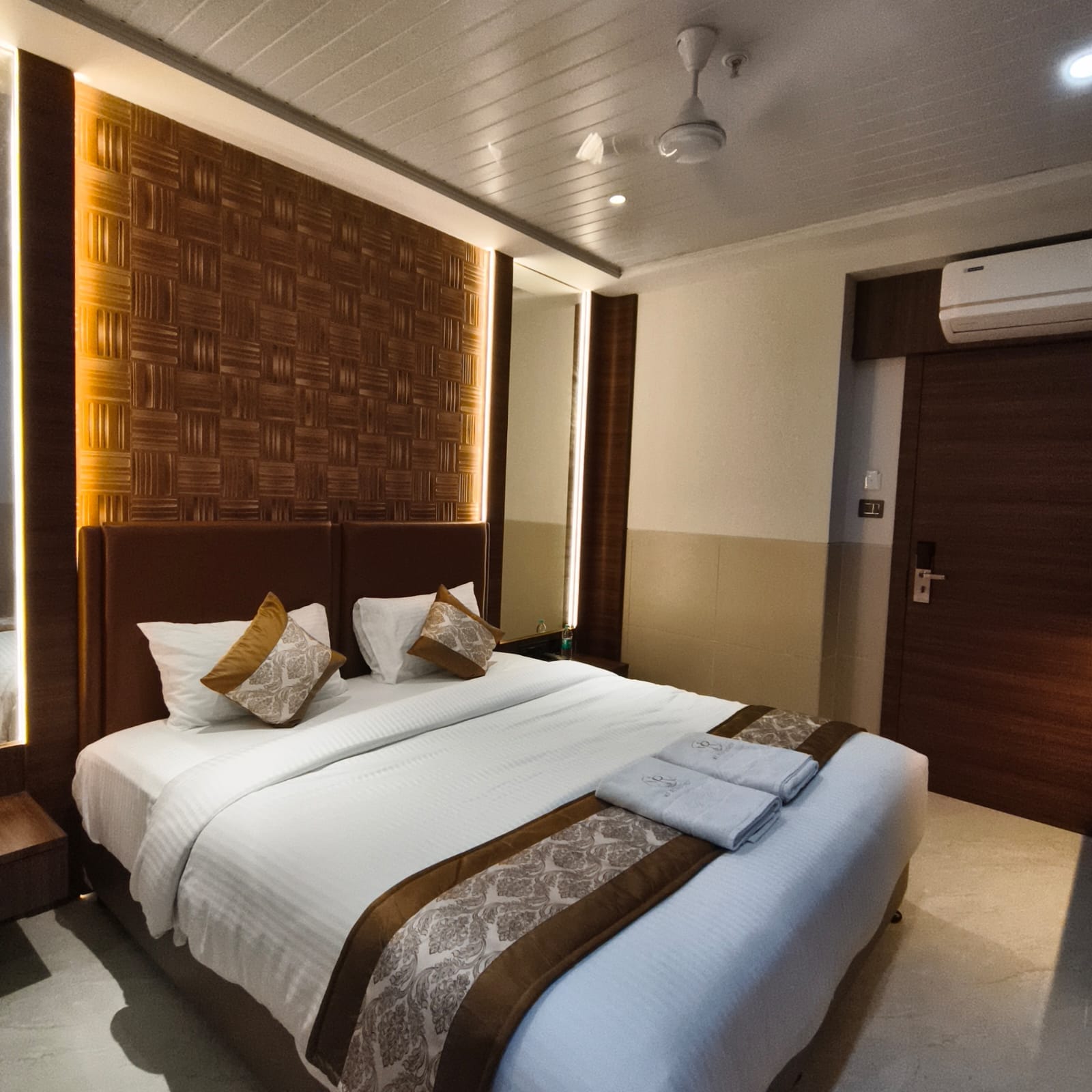 Mi Residency Lodging And Boarding - Tap to explore photos