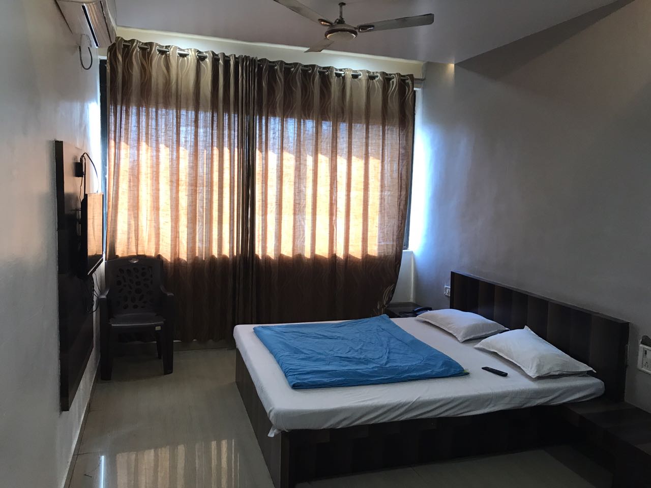 Mahalaxmi Deluxe Lodging - Tap to explore photos