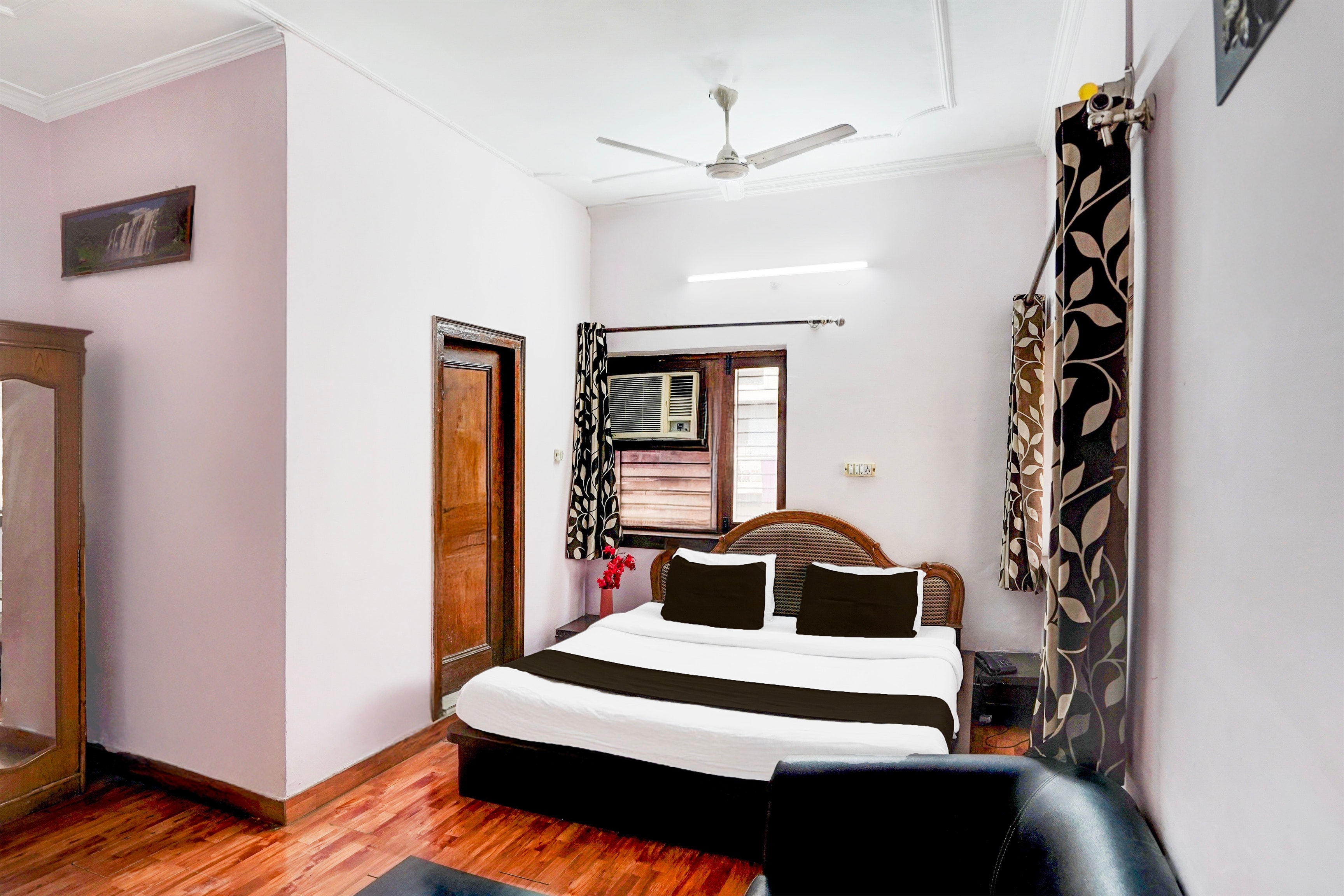 Super Hotel O Krishna Nagar Chowk Near ONGC - Tap to explore photos