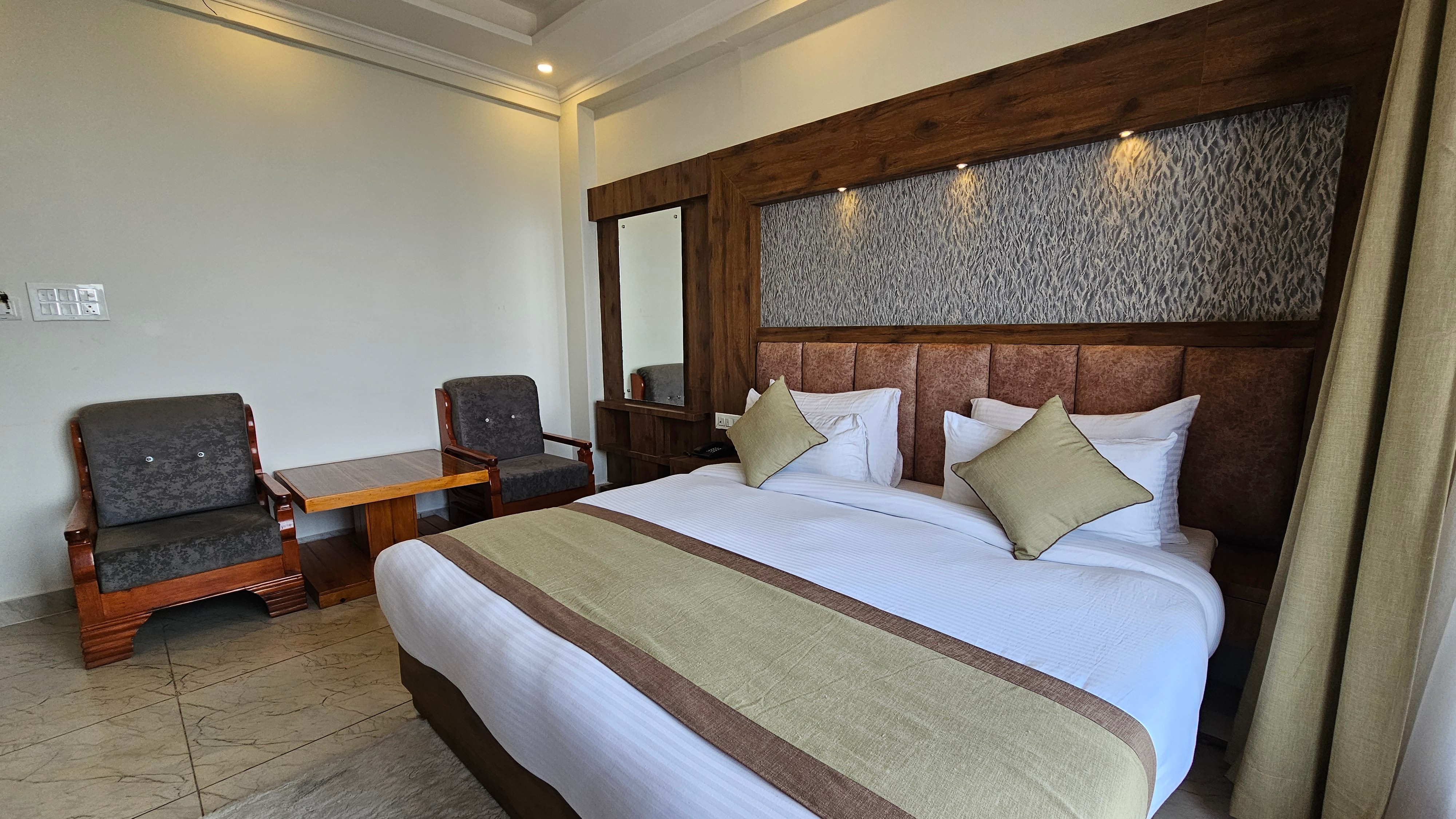 Hotel himalaya Cedar Artola - Tap to explore photos