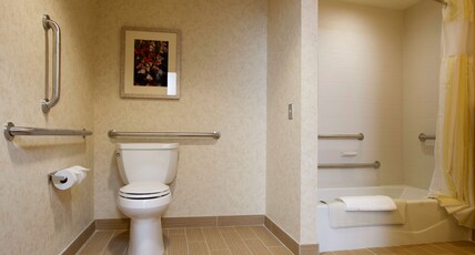 Hilton Garden Inn Cedar Falls Conference Center Room Type - 1KNG MOB HEARING ACC W TUB