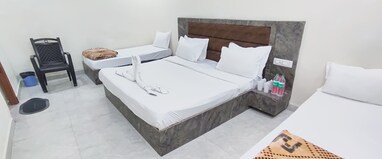 MEERA RESIDENCY VRINDAVAN- 10 Minutes walking from Banke bihari ji Temple