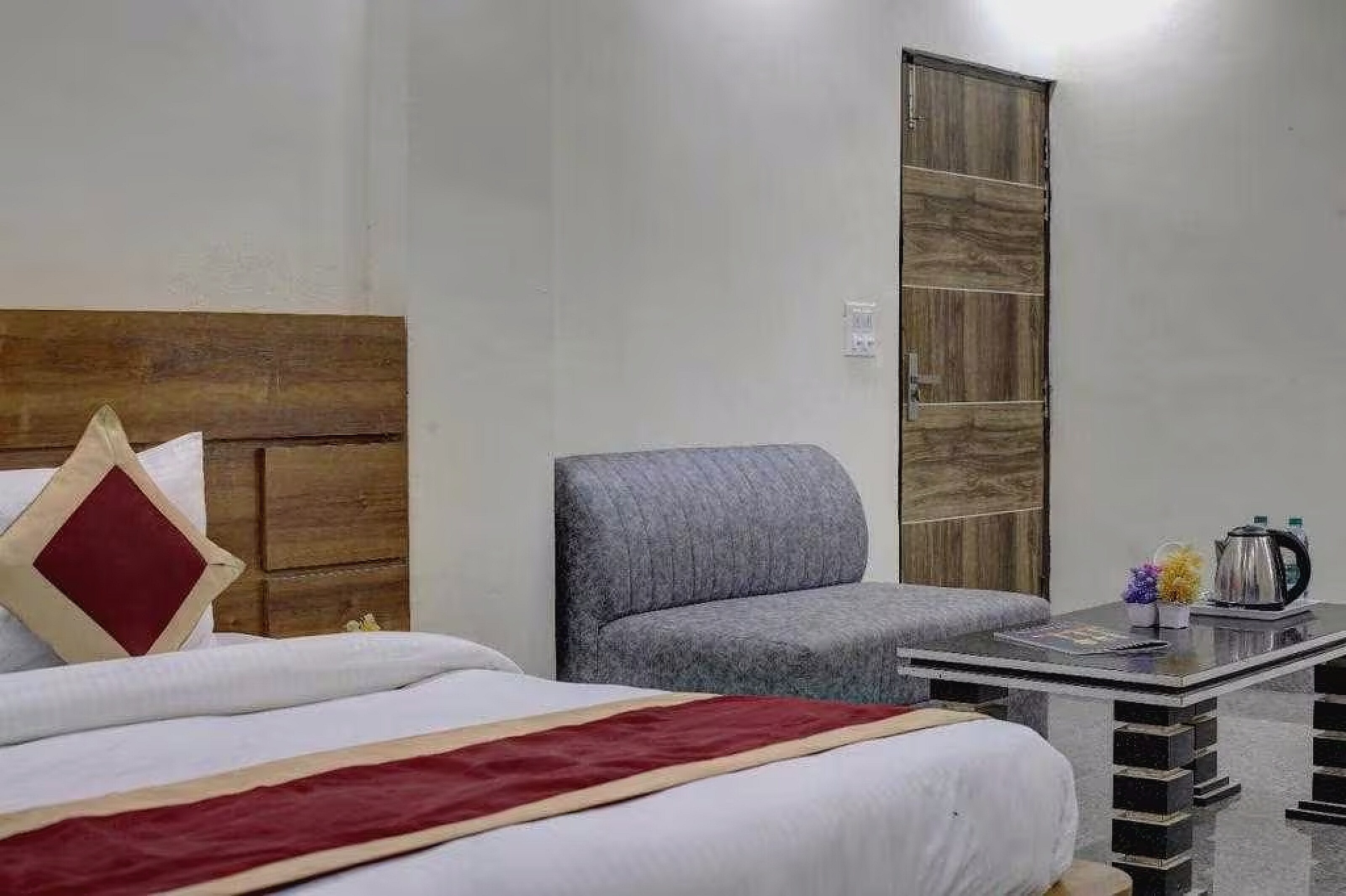 Hotel O Golden Key Inn Punjabi Bagh - Tap to explore photos