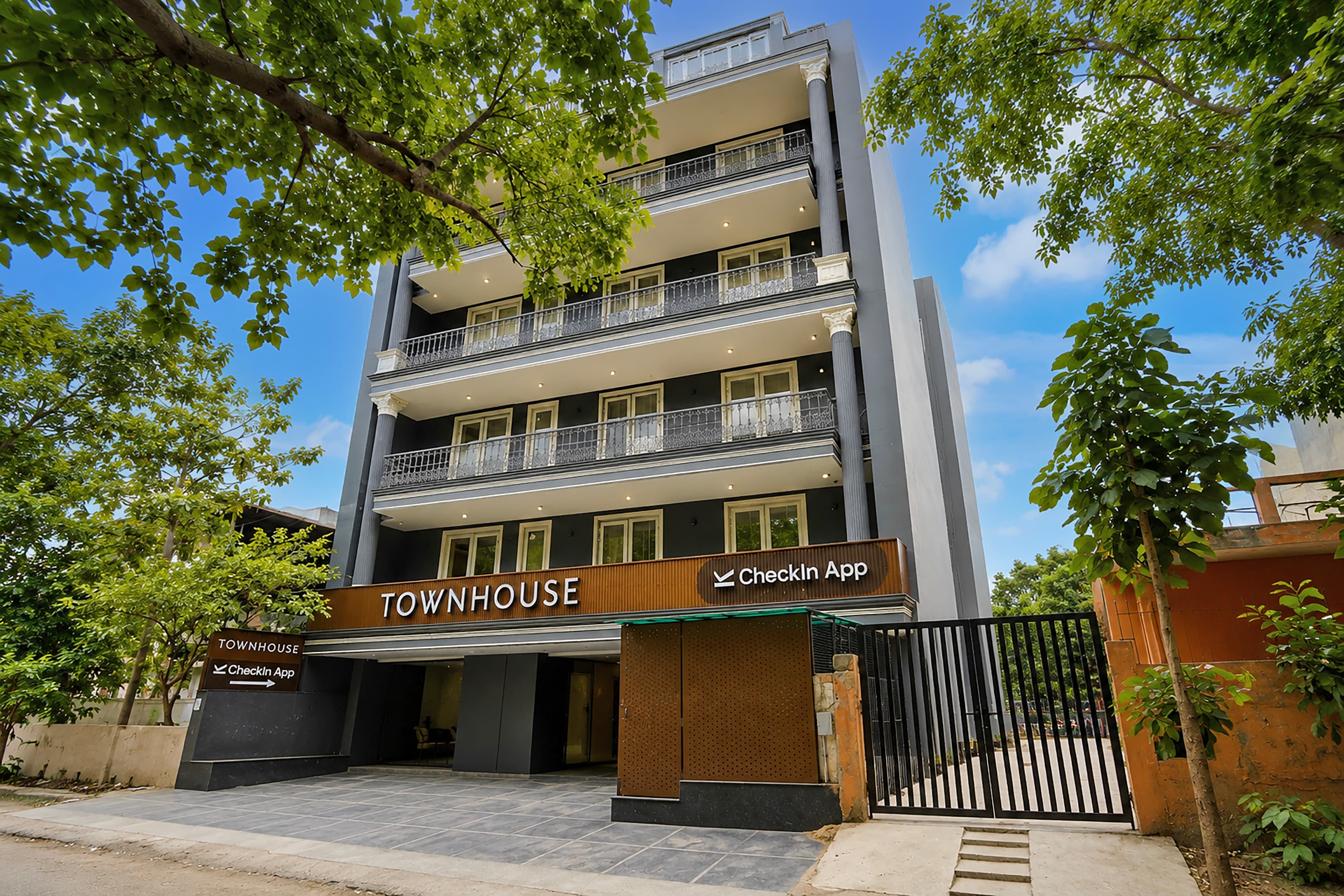 Super Townhouse Oak Udyog Vihar - Tap to explore photos