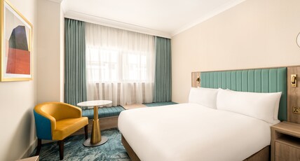 Crowne Plaza Gerrards Cross, an IHG Hotel Room Type - 1 King Premium Accessible Courtyard View