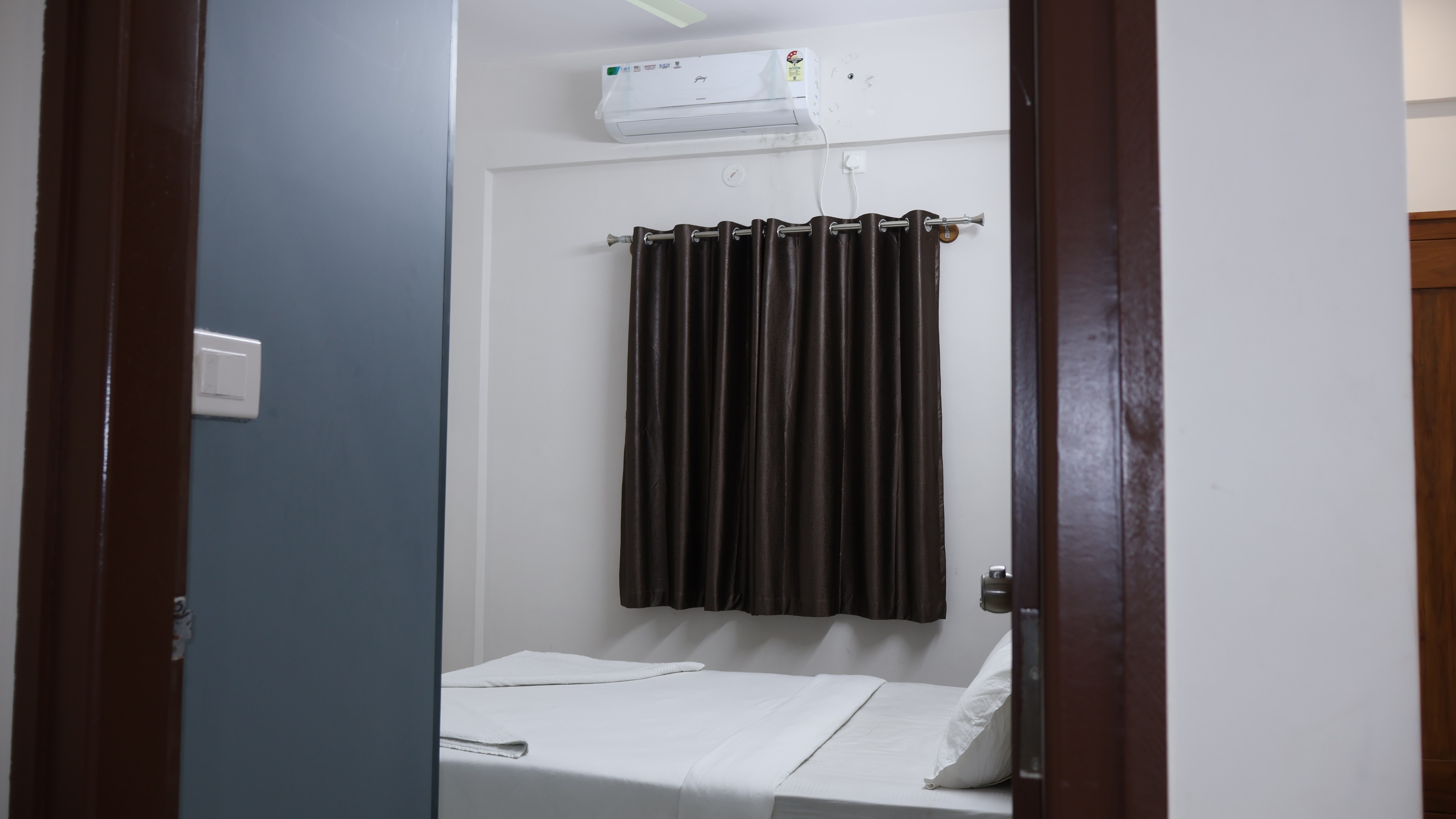 Suvarna Service Apartment Kuvempunagar - Tap to explore photos