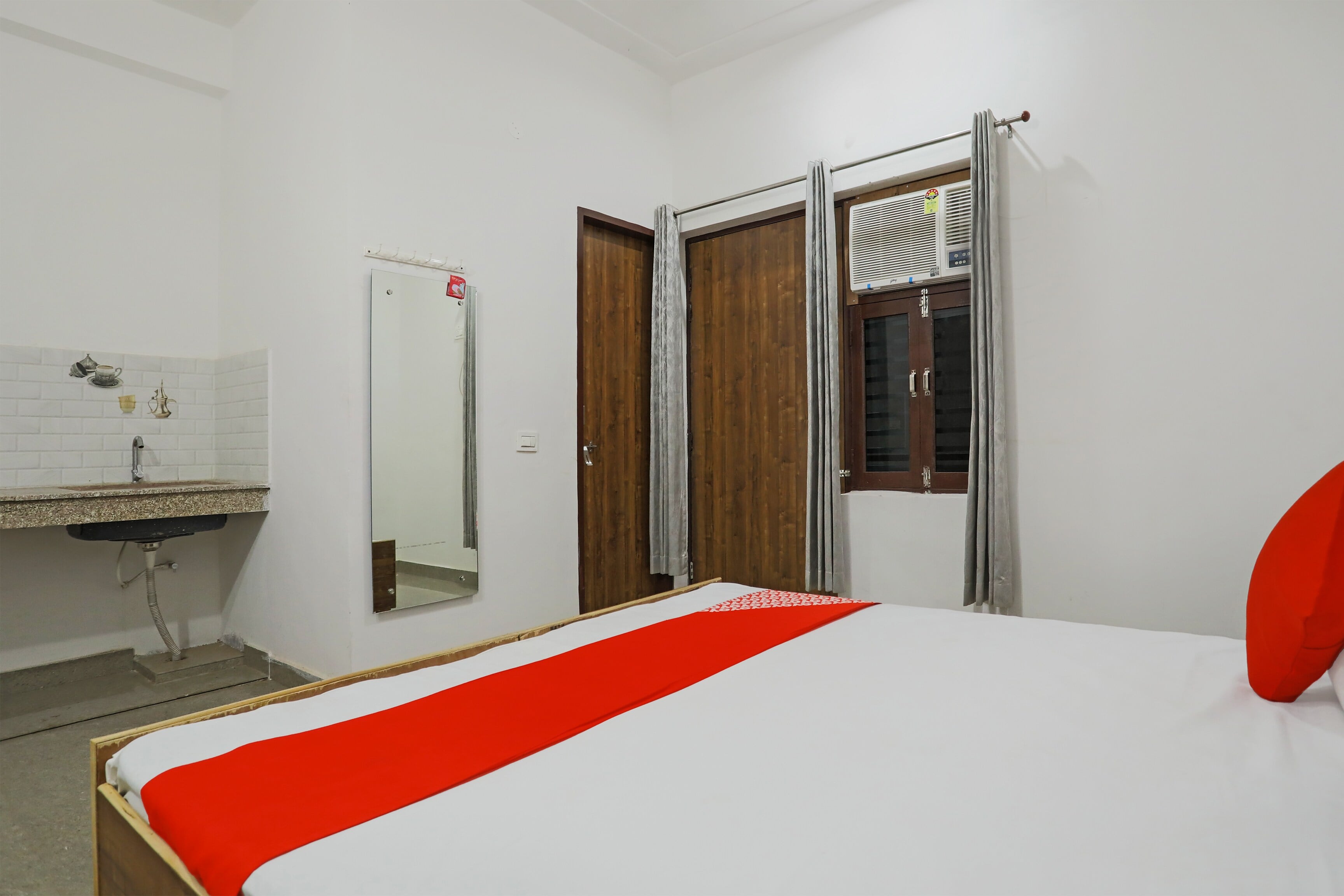 Hotel O Yuvraj Plaza - Tap to explore photos