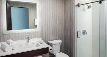 Holiday Inn Express WASHINGTON DC DOWNTOWN Room Type - 1 King Standard Communications Accessible Holiday Inn Express WASHINGTON DC DOWNTOWN Room Type - 1 King Standard Communications Accessible