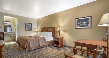 Best Western Inn of Chandler Room Type - Accessible - 1 King, Mobility Accessible, Communication Assistance, Walk In Shower, Non-Smoking, Ful