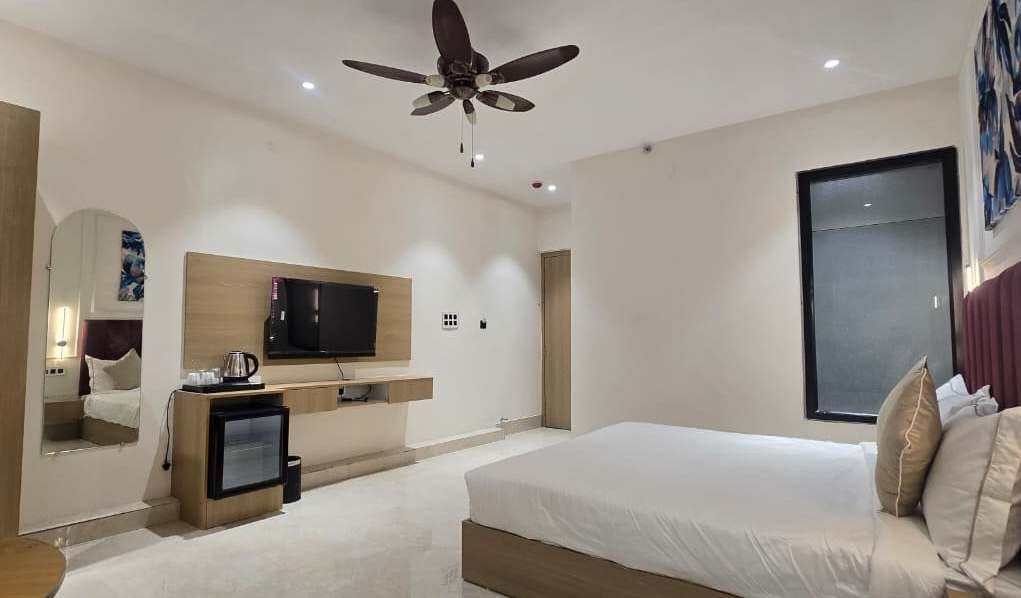 Hotel Amber Inn - 800m from Prayagraj Junction - Tap to explore photos