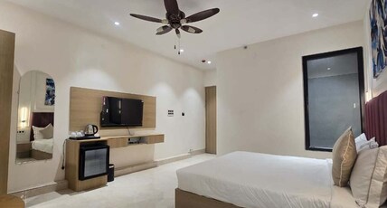 Hotel Amber Inn - 800m from Prayagraj Junction Room Type - Luxury Room