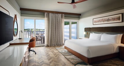 Tryon Riverfront Inn New Bern, Tapestry Collection by Hilton Room Type - 1 KING BALCONY WATER VIEW