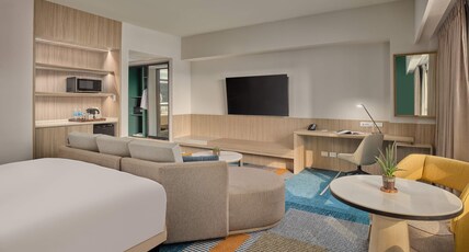 Holiday Inn & Suites Makati Room Type - 1 King Suite Lounge Access
