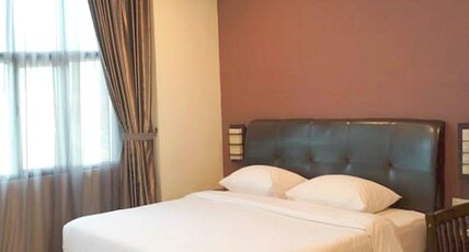 Capital O Rail Hotel Room Type - Deluxe King